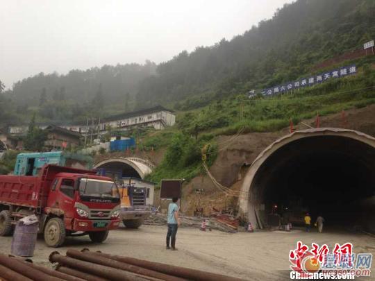   8��10�գ��F��ʡʯ��h����һ�ڽ����ٹ�·�����l(f��)��̮���������y(t��ng)Ӌ��13�˱�������Ԯ�����M����